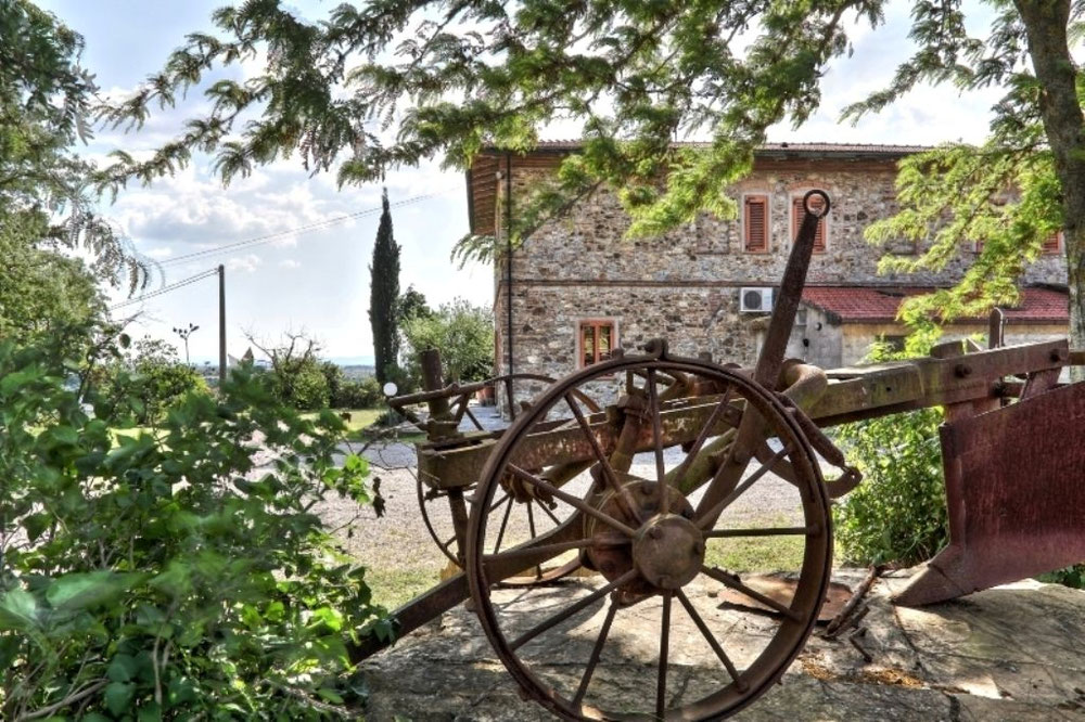 Production in a village in Italy, Tuscany, Livorno — Find off-plan property or real estate resale directly from developers and owners GEOLN.COM. Photo 1