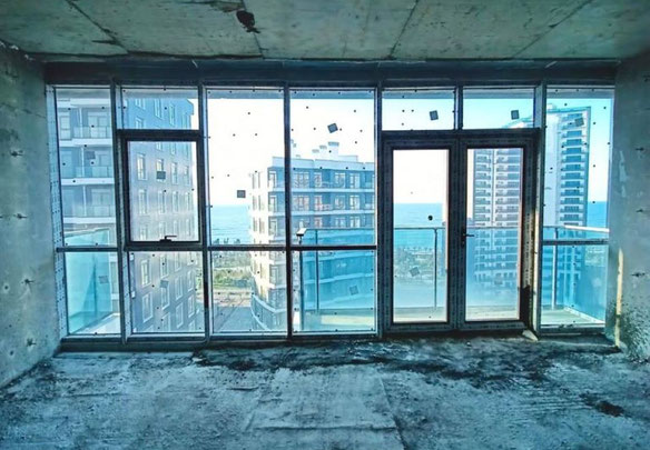 Apartamento con vista al mar marco negro.