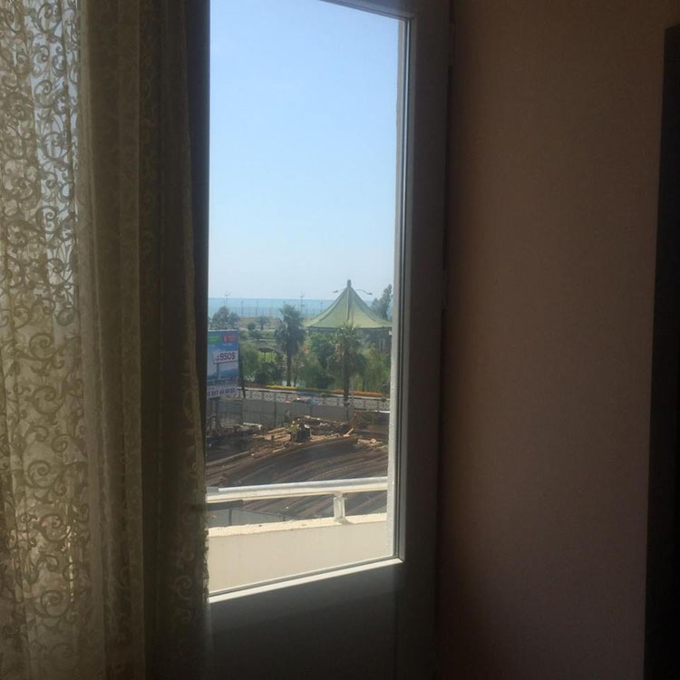 ოროთახიანი ბინა ზღვასთან ახლოს — უძრავი ქონების ყიდვა და მფლო ბელებისგან GEOLN.COM. ფოტო 1