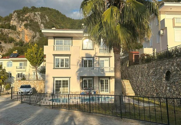 For sale three-storey villa 5 + 1