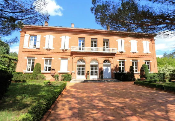 قلعة في إحدى ضواحي فرنسا ، تولوز لو شاتو