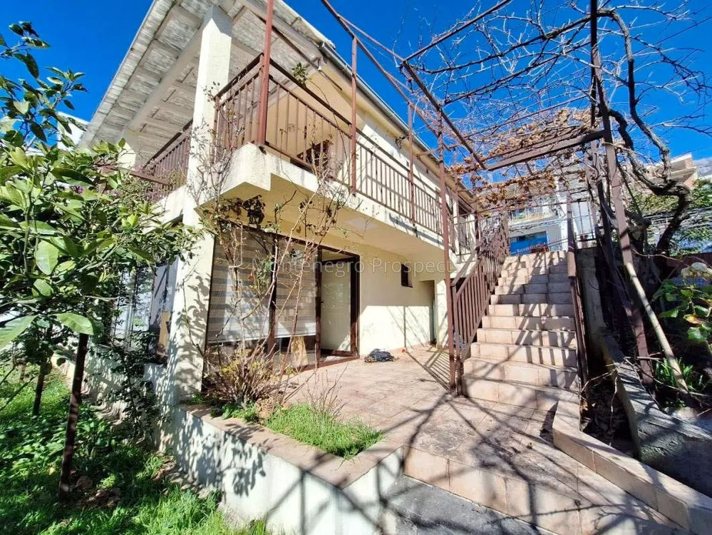 Чорногорія. Будинок з видом на море в Добра Вода. — Пошуковик нерухомості від забудовників і власників GEOLN.COM. Фото 1