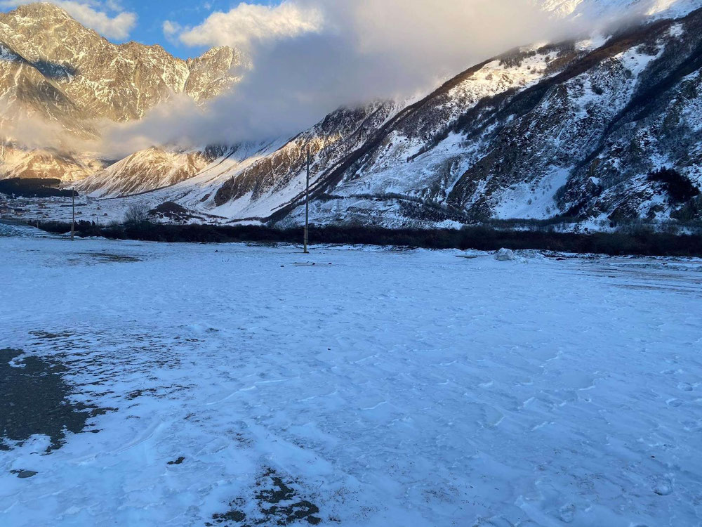 土地出售在 Stepantsminda 2054 m2 — 来自开发商和业主的房地产搜索引擎 GEOLN.COM. 照片 1