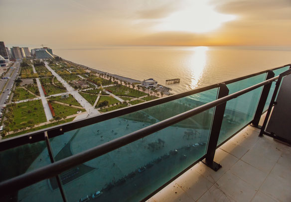 Wieża plażowa Orbi w czarnej ramie