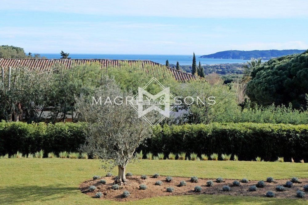 房子在法国，圣特罗佩出售 — 来自开发商和业主的房地产搜索引擎 GEOLN.COM. 照片 1