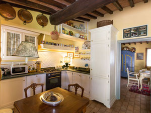 منزل قروي في إيطاليا ، توسكانا ، سان جيميجنانو — ابحث عن عقار قيد الإنشاء أو عقار معاد بيعه مباشرة من المطورين والملاك GEOLN.COM. صورة فوتوغرافية 2