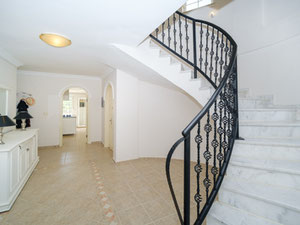 为了方便放松，别墅设有两个大露台和阳台 — 来自开发商和业主的房地产搜索引擎 GEOLN.COM. 照片 6