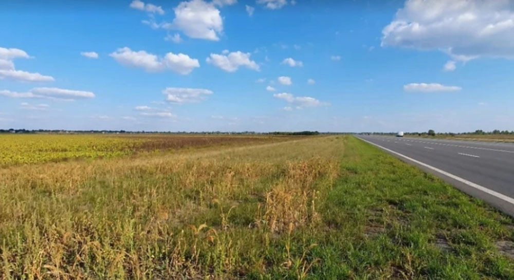 Vendo un terreno para la construcción de una gasolinera o un complejo de carretera. — Encuentre propiedades fuera del plan o reventa de bienes inmuebles directamente de desarrolladores y propietarios GEOLN.COM. Foto 1