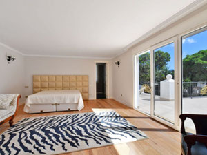 Villa en la montaña, en el campo, en las afueras, junto al mar en España, Andalucía, Marbella — Encuentre propiedades fuera del plan o reventa de bienes inmuebles directamente de desarrolladores y propietarios GEOLN.COM. Foto 4