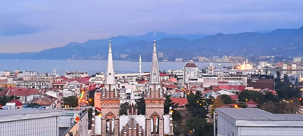 紧急！！！巴图米市中心的公寓，享有海湾和山脉的景观 — 来自开发商和业主的房地产搜索引擎 GEOLN.COM. 照片 1