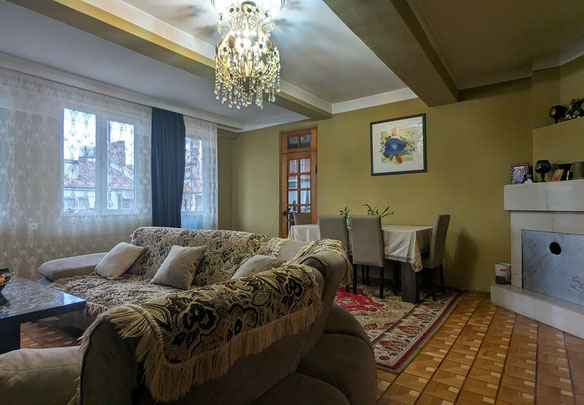 Уютная квартира для жизни с камином