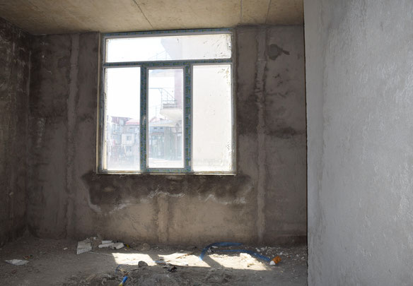 Schwarzer Rahmen im Stadtzentrum, in einem gemieteten Haus