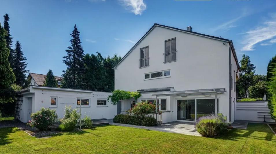 Real estate in Modernes Familiendomizil mit Luxus-Ausstattung — look at the real estate search engine GEOLN.COM. Photo 1