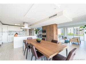 شقق في الولايات المتحدة الأمريكية ، فلوريدا ، كي بيسكاين — ابحث عن عقار قيد الإنشاء أو عقار معاد بيعه مباشرة من المطورين والملاك GEOLN.COM. صورة فوتوغرافية 2