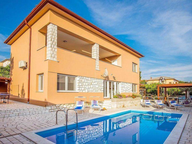 Casa en Croacia, Primorsko-Goranska, Novi Vinodolski — Encuentre propiedades fuera del plan o reventa de bienes inmuebles directamente de desarrolladores y propietarios GEOLN.COM. Foto 1