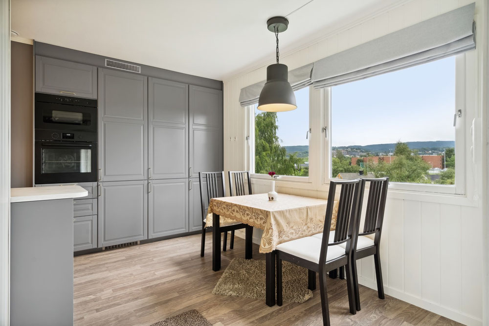 Moderne 3-Zimmer-Eckwohnung im beliebten Tyholt. Gute Sonnen- und Aussichtsmöglichkeiten. Parkmöglichkeiten. Küche von 2019. — Immobilien-Suchservice von Bauträgern und Eigentümern GEOLN.COM. Foto 1