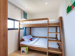 Велика 5-кімнатна вілла з басейном та видом на море в житловому комплексі на схилі — Пошуковик нерухомості від забудовників і власників GEOLN.COM. Фото 15