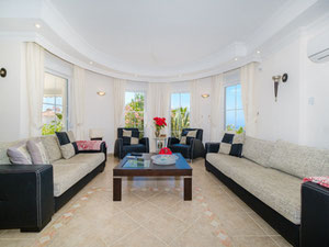 为了方便放松，别墅设有两个大露台和阳台 — 来自开发商和业主的房地产搜索引擎 GEOLN.COM. 照片 2