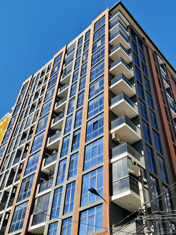 An apartment to live in one of the best buildings in Batumi, one hundred meters from the Metro City shopping center — Find off-plan property or real estate resale directly from developers and owners GEOLN.COM. Photo 1