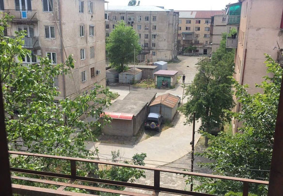 Продається 3-кімнатна квартира в центрі міста.