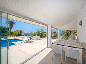 为了方便放松，别墅设有两个大露台和阳台 — 来自开发商和业主的房地产搜索引擎 GEOLN.COM. 照片 12