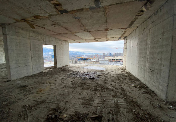 Czarna ramka obok morza