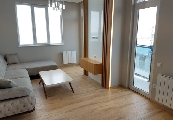 דירה מסורקת עם מרפסת ונוף לים