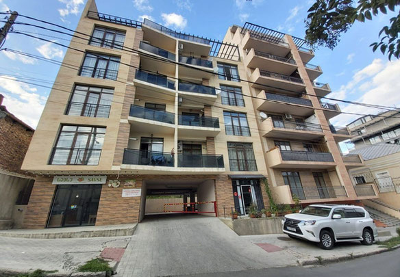 Продається 5-кімнатна квартира.