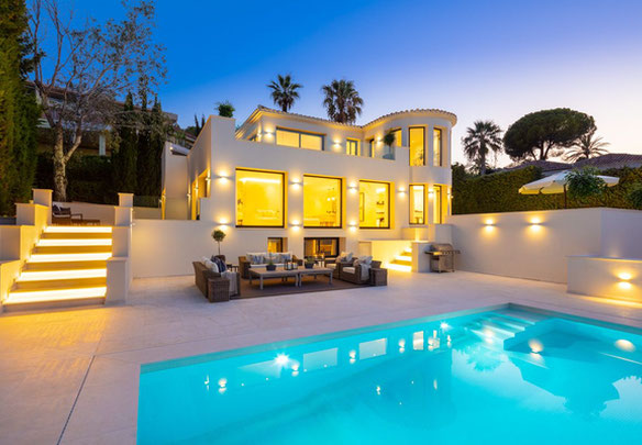 Villa 5 bedrooms 476 m² in Nueva Andalucia, Spain