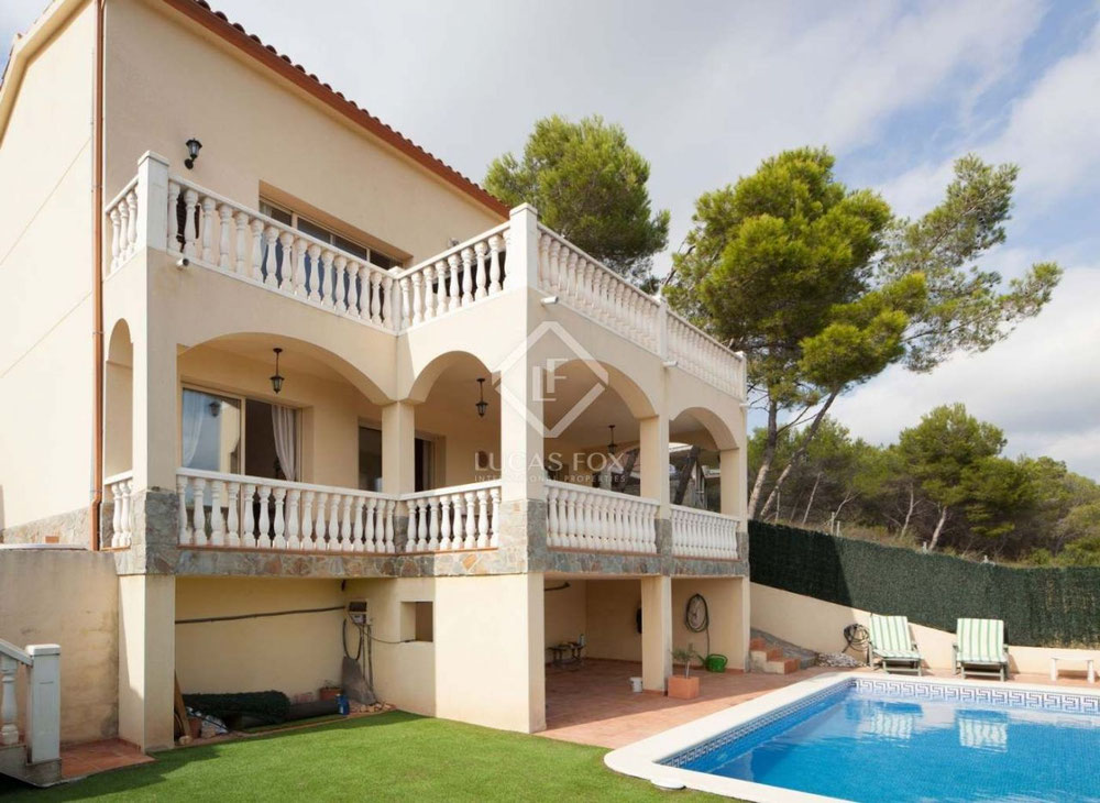 山中的别墅，在西班牙，加泰罗尼亚，锡切斯的海边 — 来自开发商和业主的房地产搜索引擎 GEOLN.COM. 照片 1