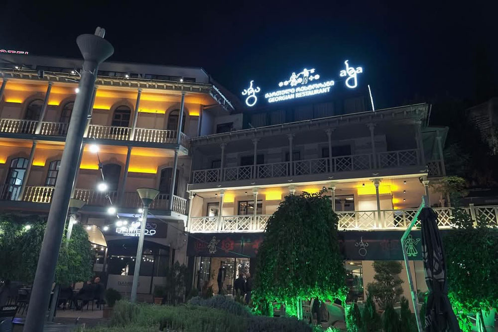 Objeto comercial con potencial hotelero y de restaurante en el centro de Tbilisi — Encuentre propiedades fuera del plan o reventa de bienes inmuebles directamente de desarrolladores y propietarios GEOLN.COM. Foto 1