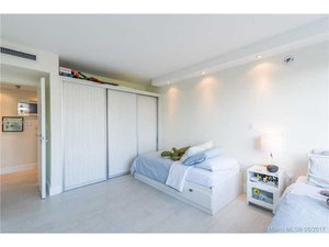 شقق في الولايات المتحدة الأمريكية ، فلوريدا ، كي بيسكاين — ابحث عن عقار قيد الإنشاء أو عقار معاد بيعه مباشرة من المطورين والملاك GEOLN.COM. صورة فوتوغرافية 13