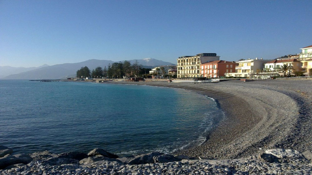 Restaurant (Café) am Meer in Italien, Bordighera — Immobilien-Suchservice von Bauträgern und Eigentümern GEOLN.COM. Foto 1