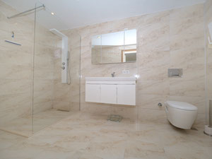 为了方便放松，别墅设有两个大露台和阳台 — 来自开发商和业主的房地产搜索引擎 GEOLN.COM. 照片 9