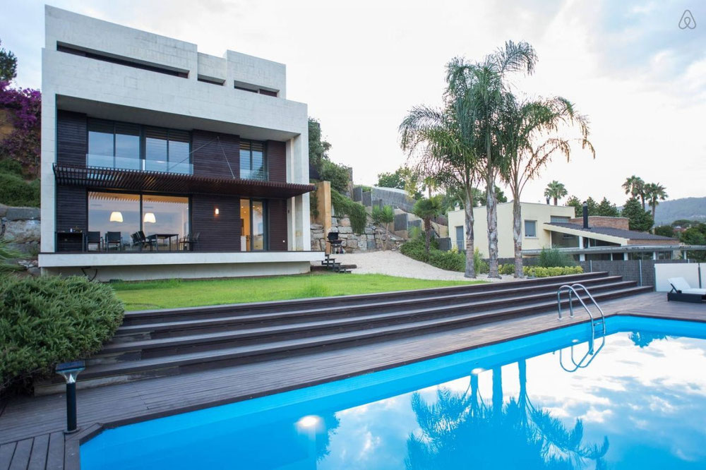 郊区的别墅，在西班牙，加泰罗尼亚，巴塞罗那的海边 — 来自开发商和业主的房地产搜索引擎 GEOLN.COM. 照片 1