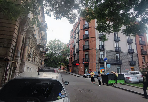 Продається напів-підвал.