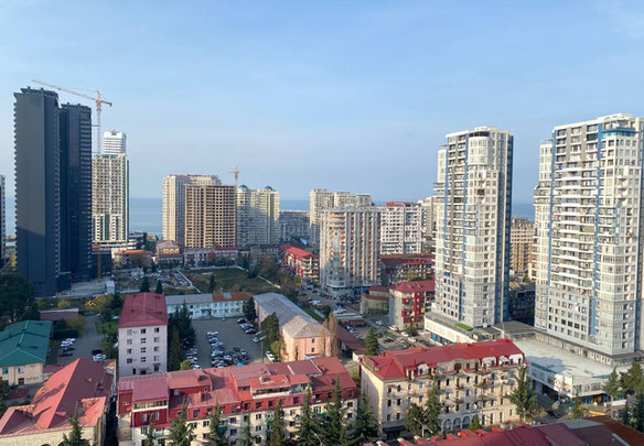 ბინა ზღვის ხედით, შავი კარკასით