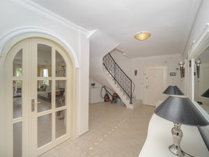 为了方便放松，别墅设有两个大露台和阳台 — 来自开发商和业主的房地产搜索引擎 GEOLN.COM. 照片 11