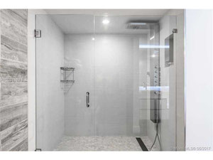 شقق في الولايات المتحدة الأمريكية ، فلوريدا ، كي بيسكاين — ابحث عن عقار قيد الإنشاء أو عقار معاد بيعه مباشرة من المطورين والملاك GEOLN.COM. صورة فوتوغرافية 11