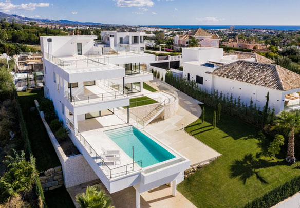 Villa 4 bedrooms 749 m² in Nueva Andalucia, Spain