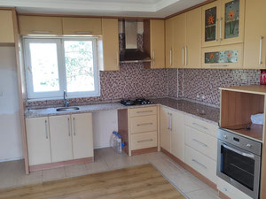 A 400 m de la carretera Pamukkale – Villa independiente de 3 plantas 6+1 – ¡Adecuada para familias numerosas y como inversión! — Encuentre propiedades fuera del plan o reventa de bienes inmuebles directamente de desarrolladores y propietarios GEOLN.COM. Foto 32