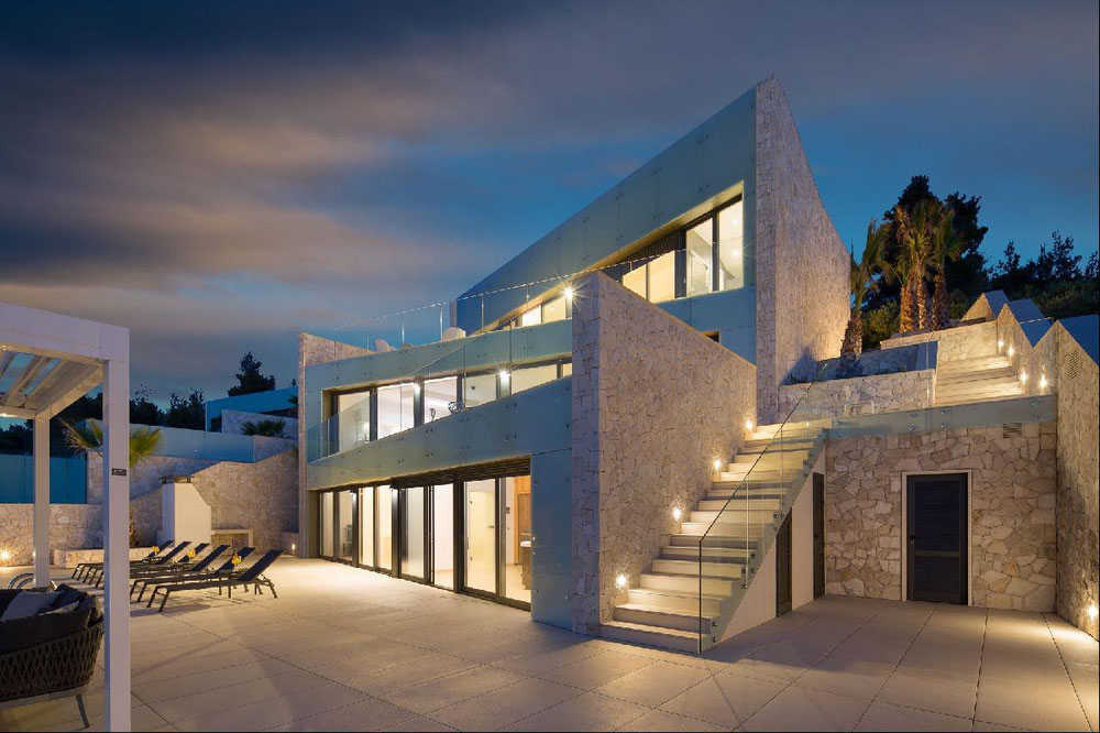 Нерухомість в STUNNING WATERFRONT VILLA WITH BEACH   — дивіться на пошуковику нерухомості GEOLN.COM. Фото 1