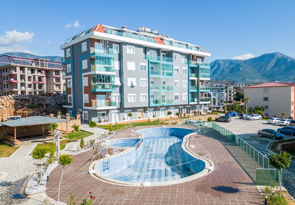 Продається двокімнатна квартира на березі Середземного моря, в районі Оба, міста Аланія.