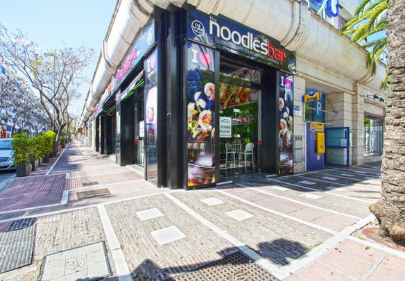 Комерційне приміщення в Пуерто Банусі, Іспанія.