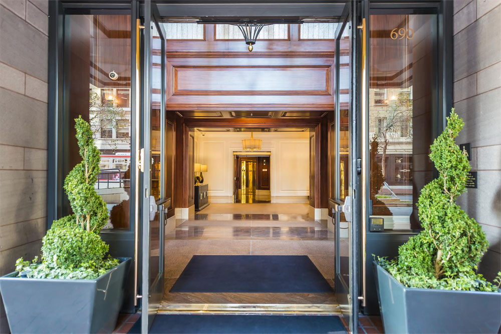 Real estate in The Ritz-Carlton Residences — look at the real estate search engine GEOLN.COM. Photo 1