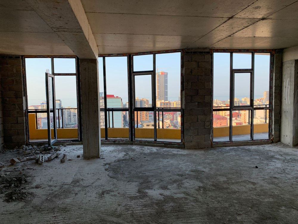 Batum'da beyaz çerçeve — Sahiplerden yada inşaatcilardan mülkiyet arama GEOLN.COM. Fotoğraf 1