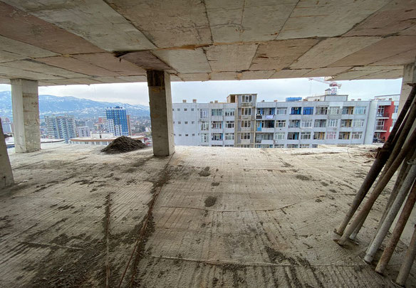 Marco negro junto al mar