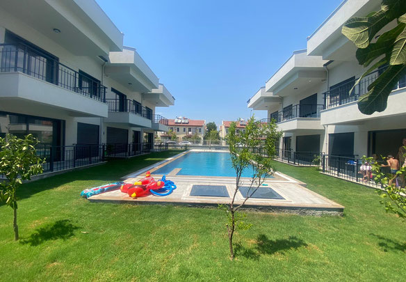 Piso en conjunto residencial con piscina.