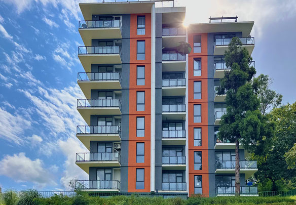 Продається однокімнатна квартира в клубному будинку з приголомшливим видом на гори та море.