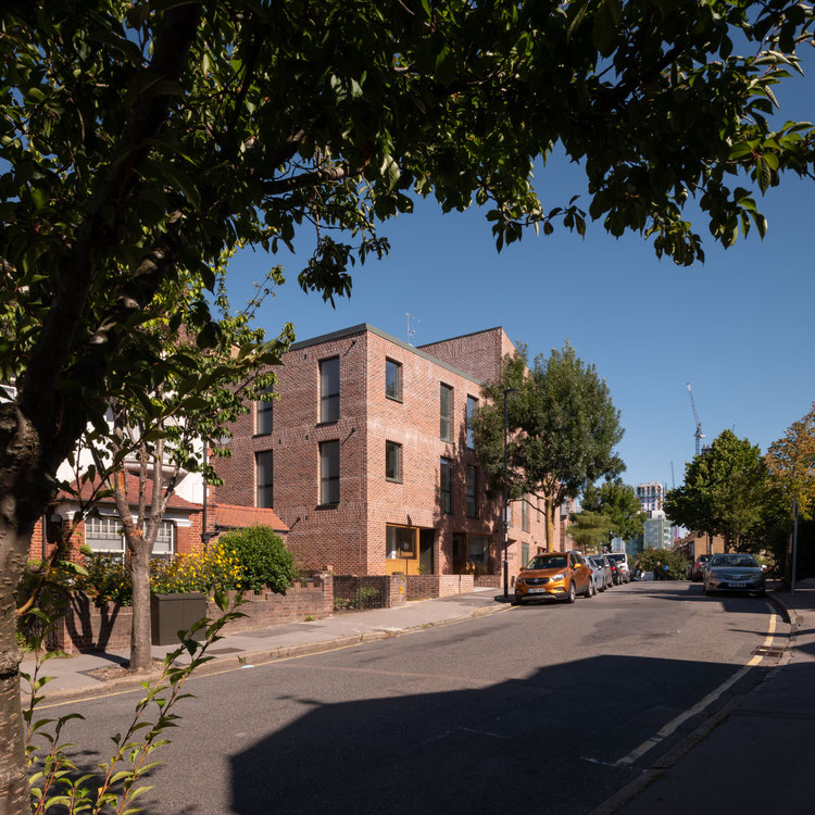 房地产在 Heathfield Gardens — look at the real estate search engine GEOLN.COM. 照片 1